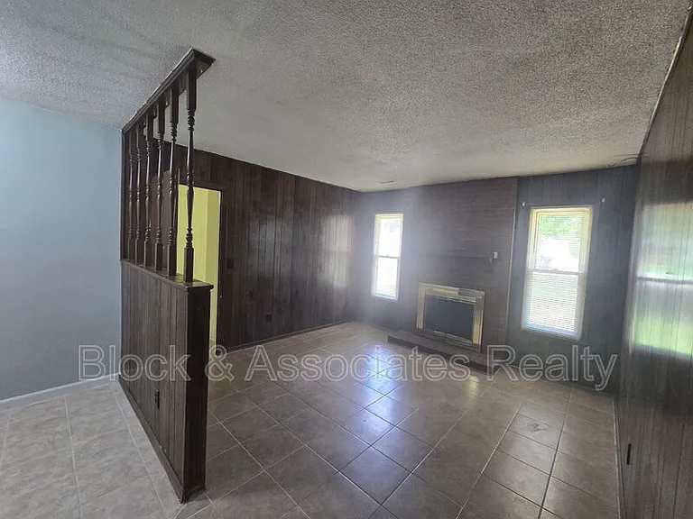 2612 Ernest St — Photo 6