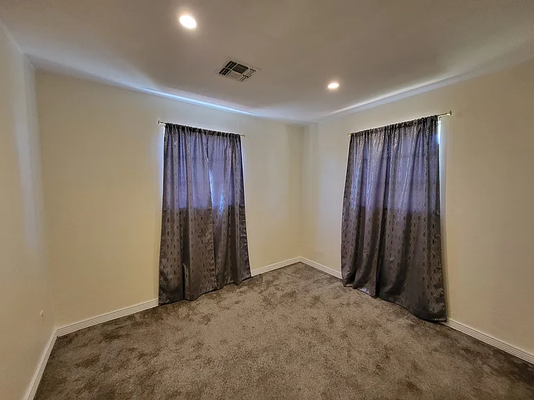 1040 N 27th Pl — Photo 90