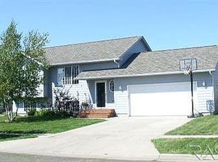 627 Hickory Ln, Harrisburg, SD 57032