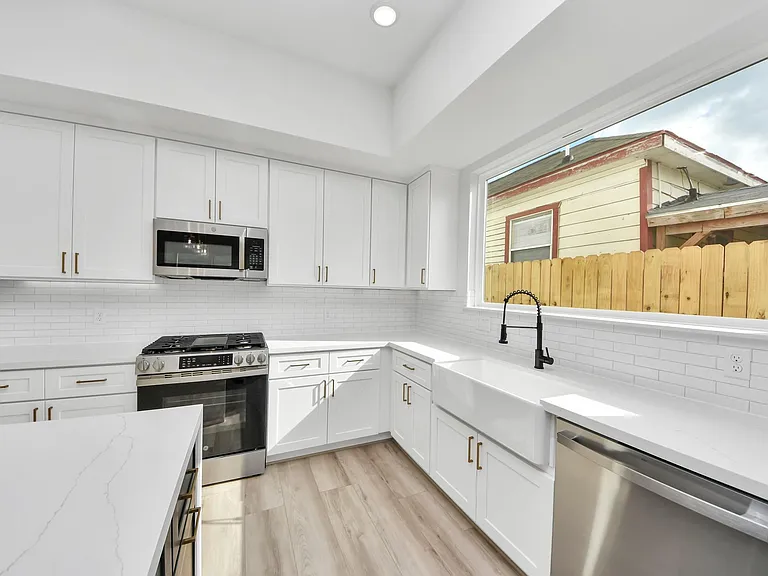 2408 Lorraine St — Photo 14