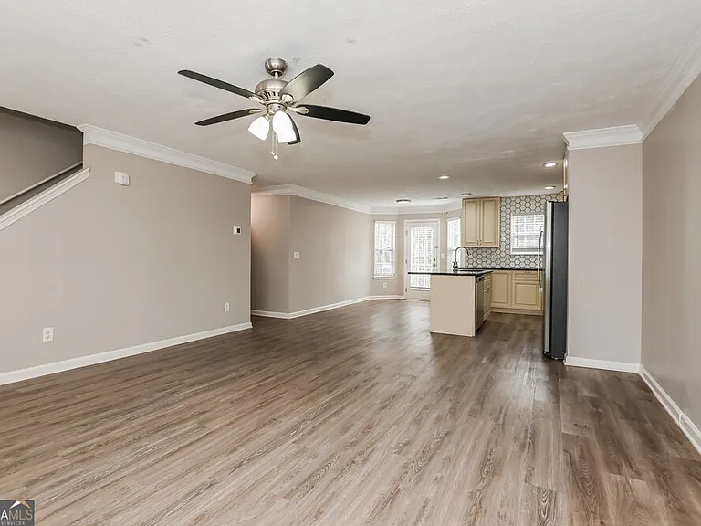 425 Village Bluff Dr — Photo 6