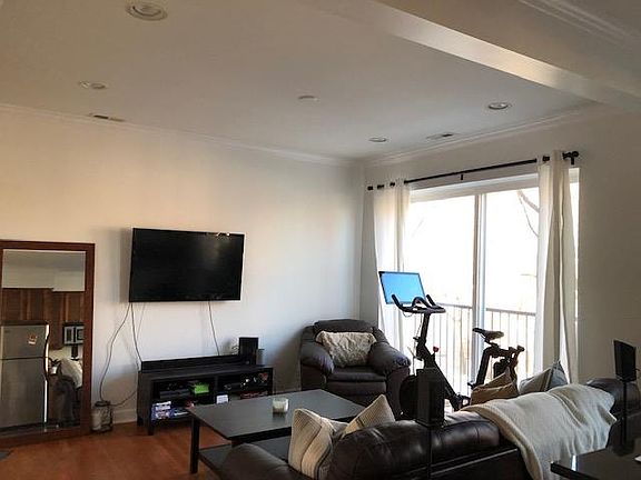 5th image of 3421 N Wolcott Ave #2