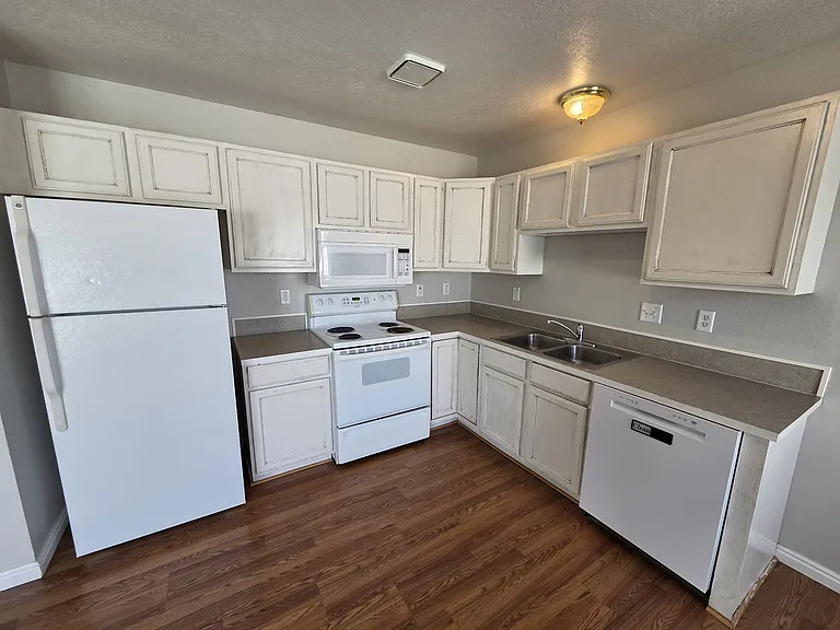 3530 Greenfield Dr — Photo 8