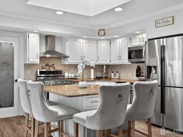 65 Forest Park Ter, Monroe Township, NJ 08831