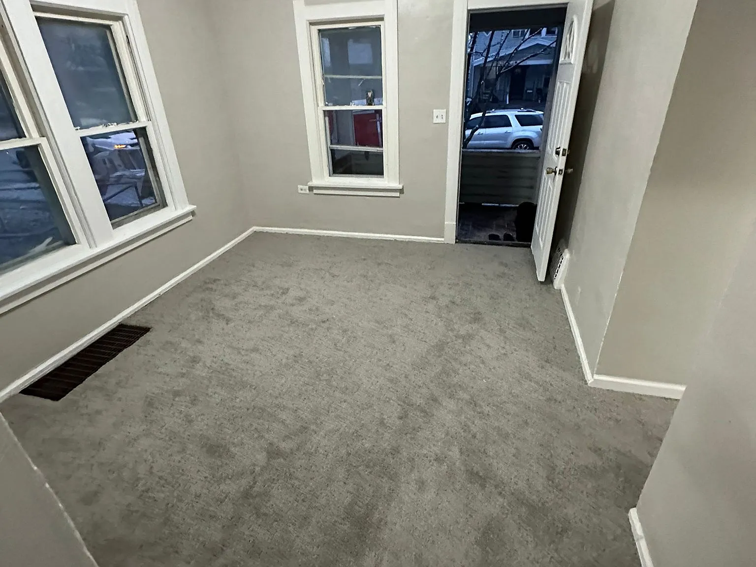 3 bed, 936 sqft, $1,015 — Photo 2