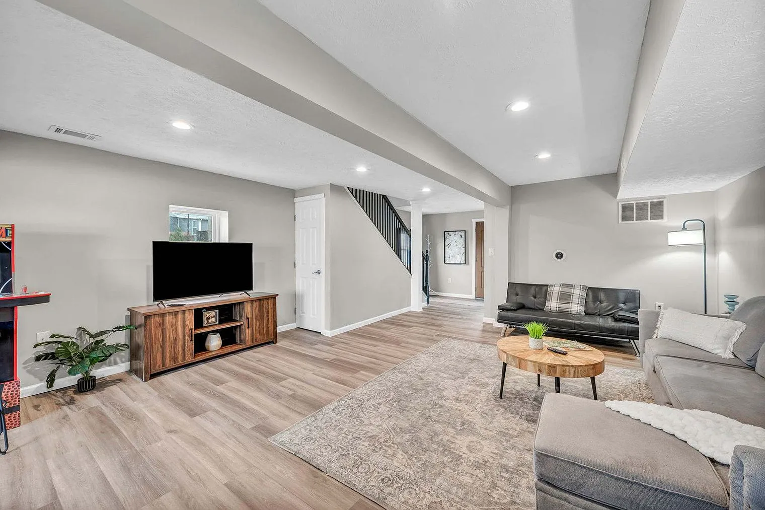 3 bed, 1.0 bath, 1367 sqft, $4,467 — Photo 4