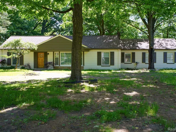 24154 Rougecrest Rd, Southfield, MI 48033