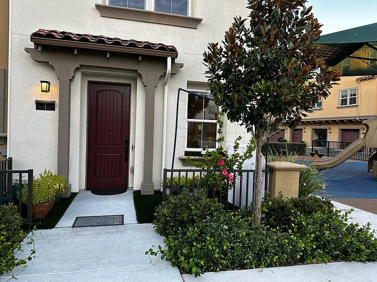 Entrance - Corner Unit with no adjacent unit opposite to it. Lots of natural night