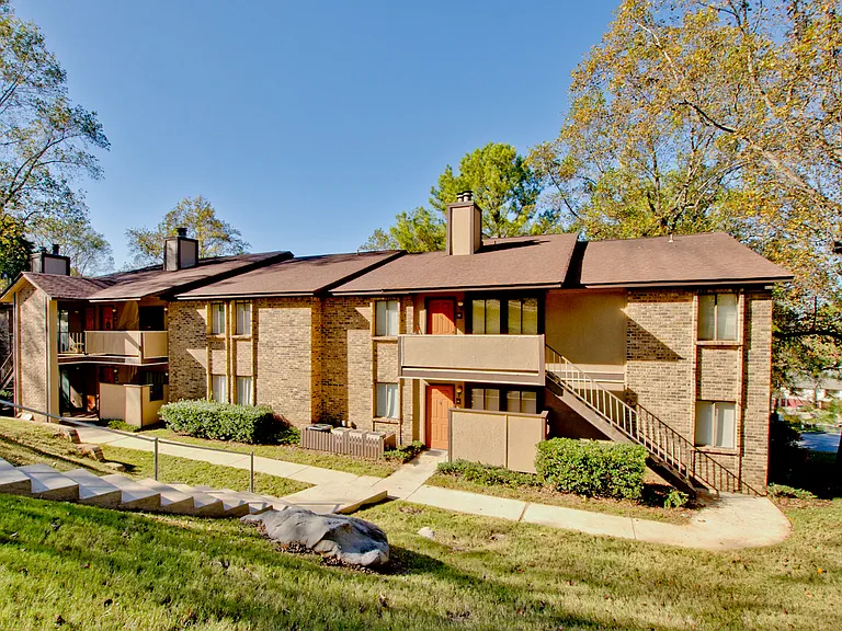 690 Julia St NW — Photo 1