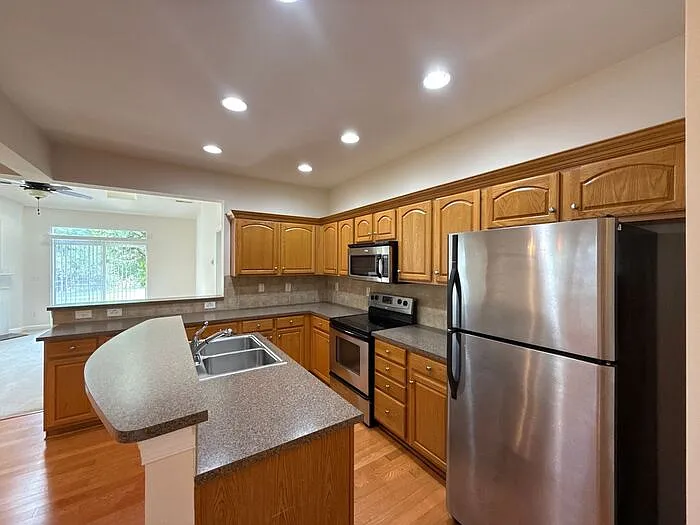 3 bed, 2.5 bath, 2337 sqft, $2,500 — Photo 4