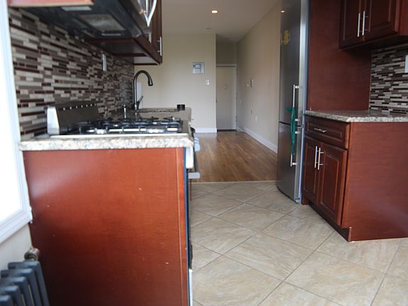 5th image of 392 Vernon Ave #4D