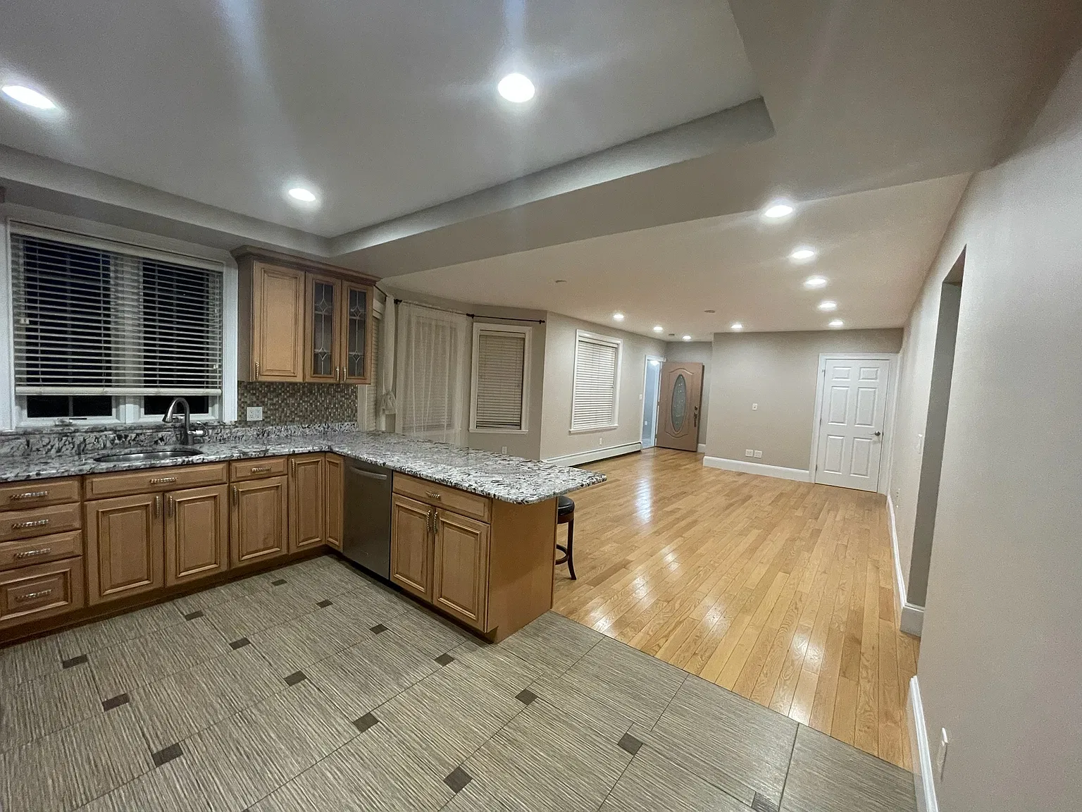 3 bed, 1.5 bath, 1250 sqft, $3,500 — Photo 2