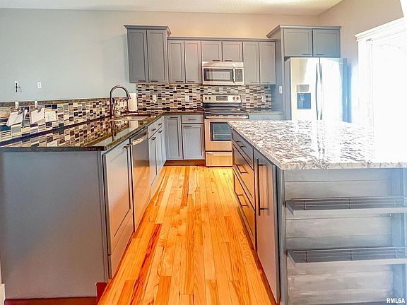 3rd image of 729 Cox Ct