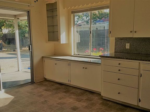3rd image of 815 Diana Ave