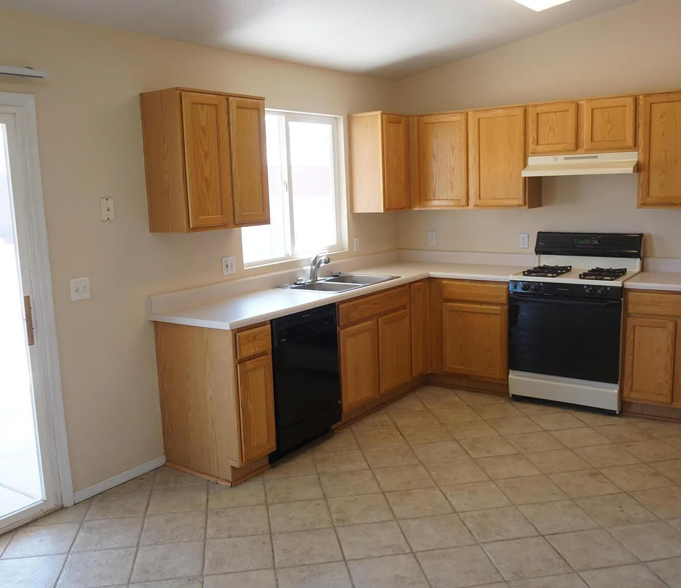 3 bed, 2.0 bath, 1235 sqft, $1,745 — Photo 3