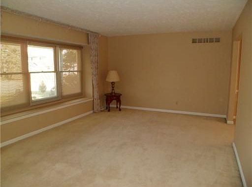 4th image of 921 Deepwood Dr