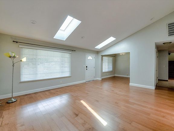 4th image of 444 Greenwood Dr