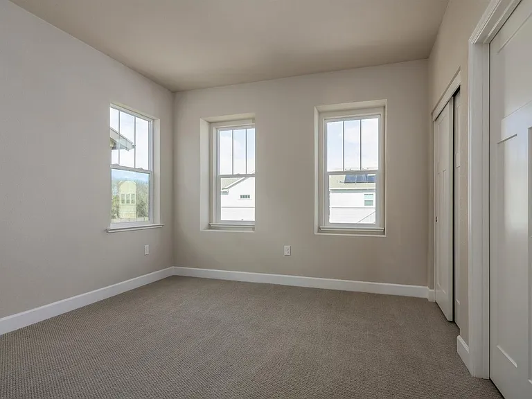 906 Woodbury Ln — Photo 5