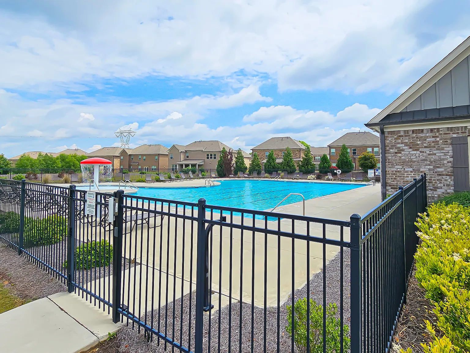 3 bed, 2.5 bath, 2268 sqft, $2,200 — Photo 3