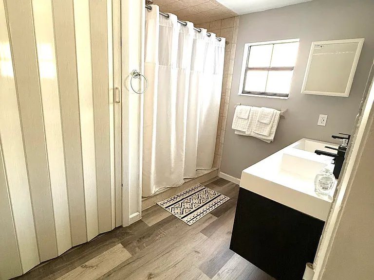 4221 Rose Ln NE — Photo 10
