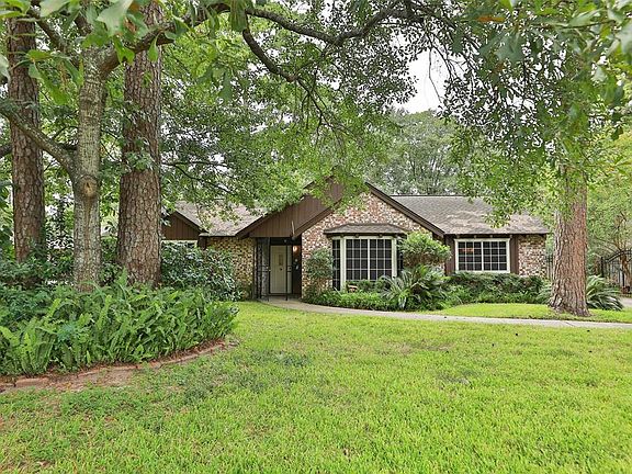 Lovely home in the golf course community of Champions.