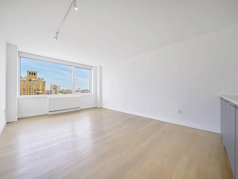 200 E 11th St #401