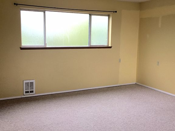 3rd image of 4728 4th Ave NE