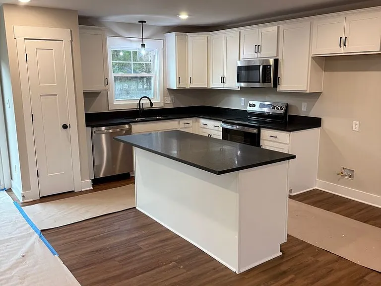 325 Yorktown Dr — Photo 2