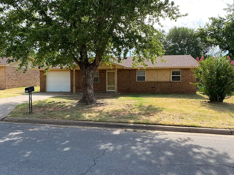 702 N Elm St — Photo 1