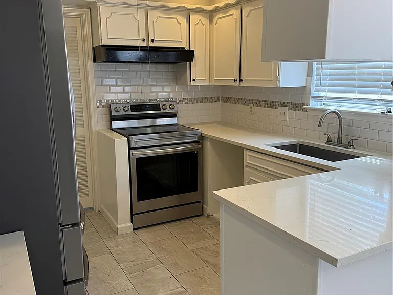 9002 Roos Rd — Photo 17