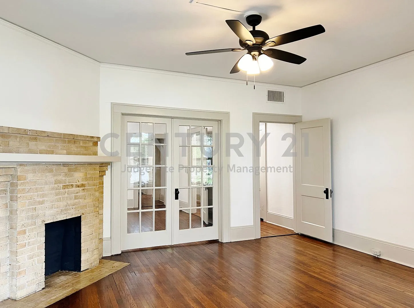 Gorgeous, Ground Floor 2/1 Apartment in Waxahachie For Rent! — Photo 2