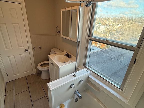 4th image of 633 Northampton St #6