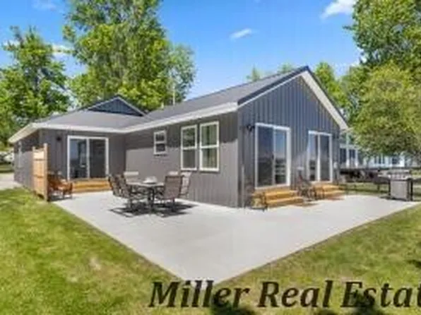 2751 Russell Dr, Wayland, MI 49348