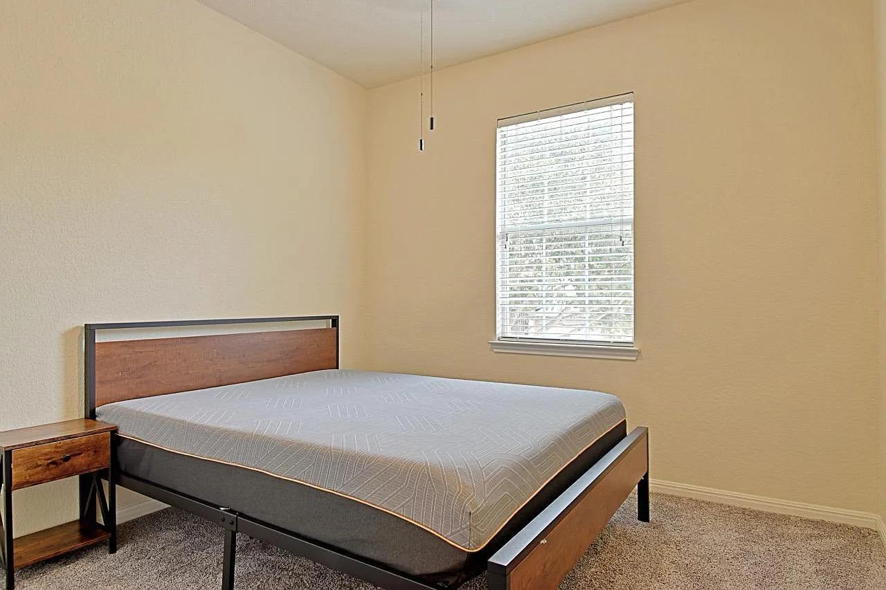 4 bed, 3.0 bath, 2165 sqft, $884 — Photo 1