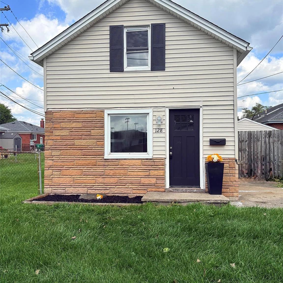 3 bed, 1.0 bath, 1220 sqft, $1,600 — Photo 2