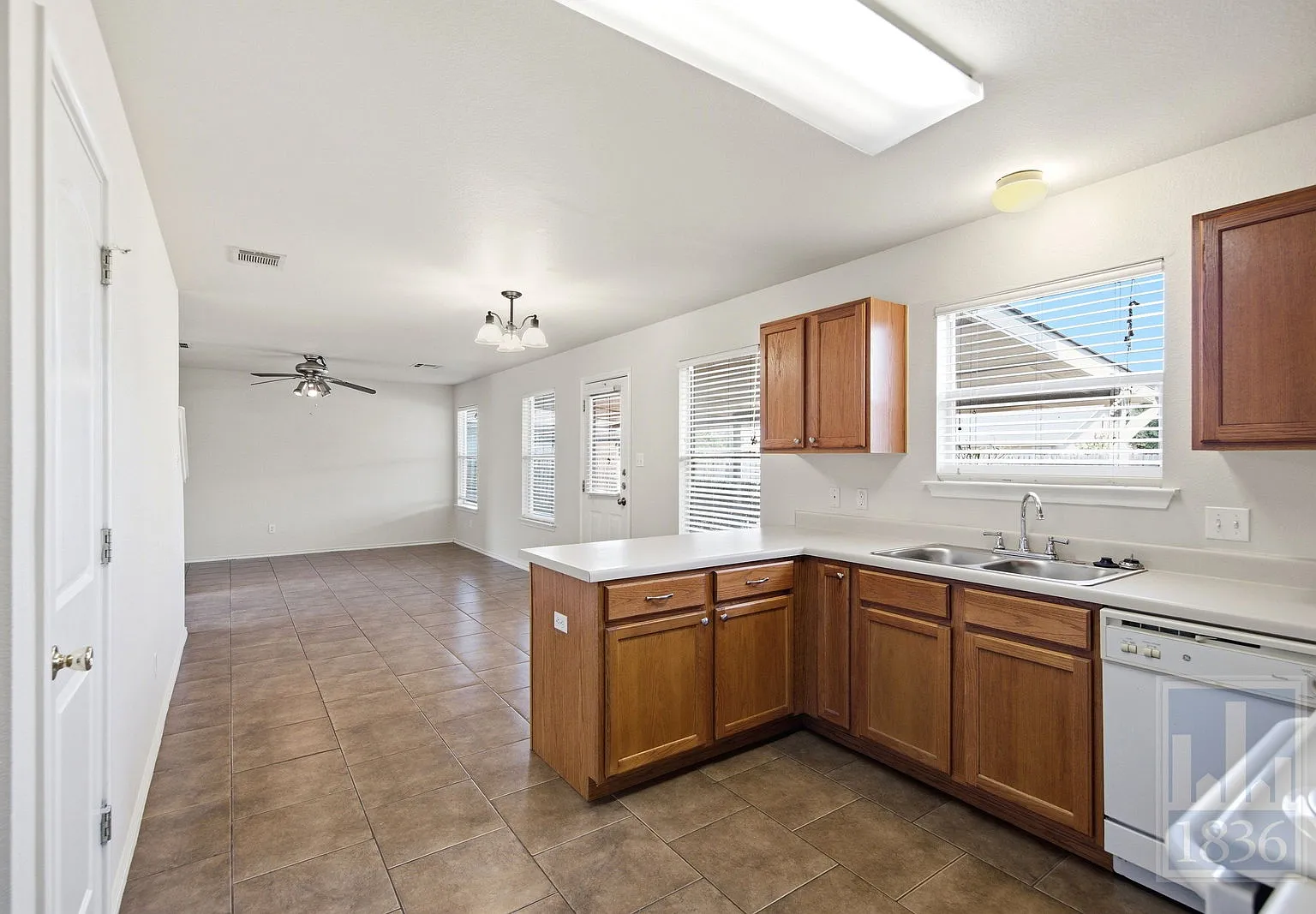 3 bed, 2.5 bath, 1870 sqft, $1,900 — Photo 4