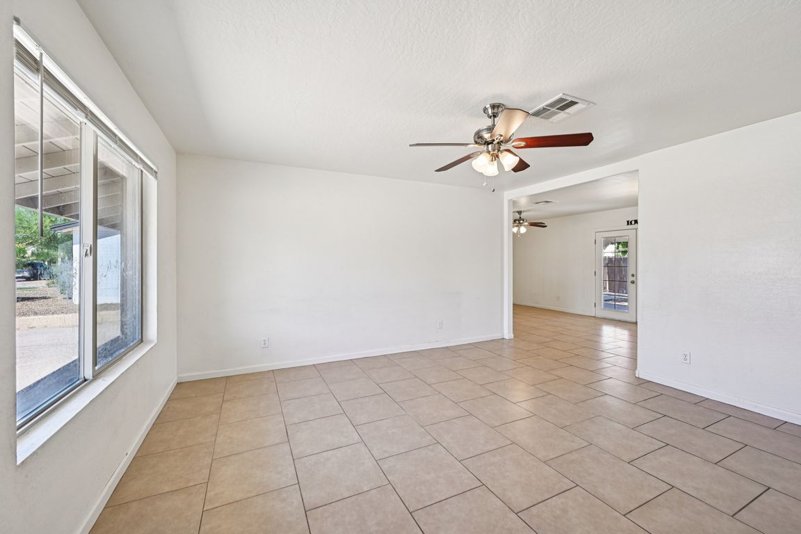 W 6th St-S2806-008.jpg