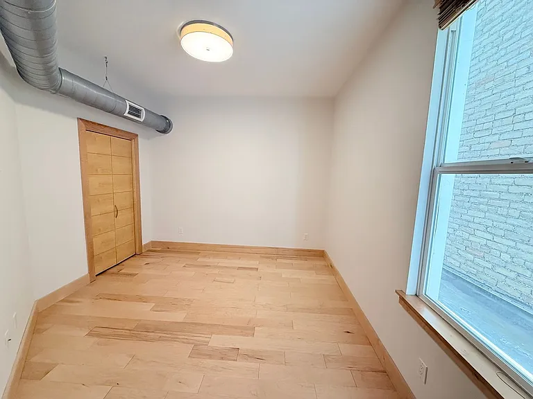 319 Broadway N — Photo 7