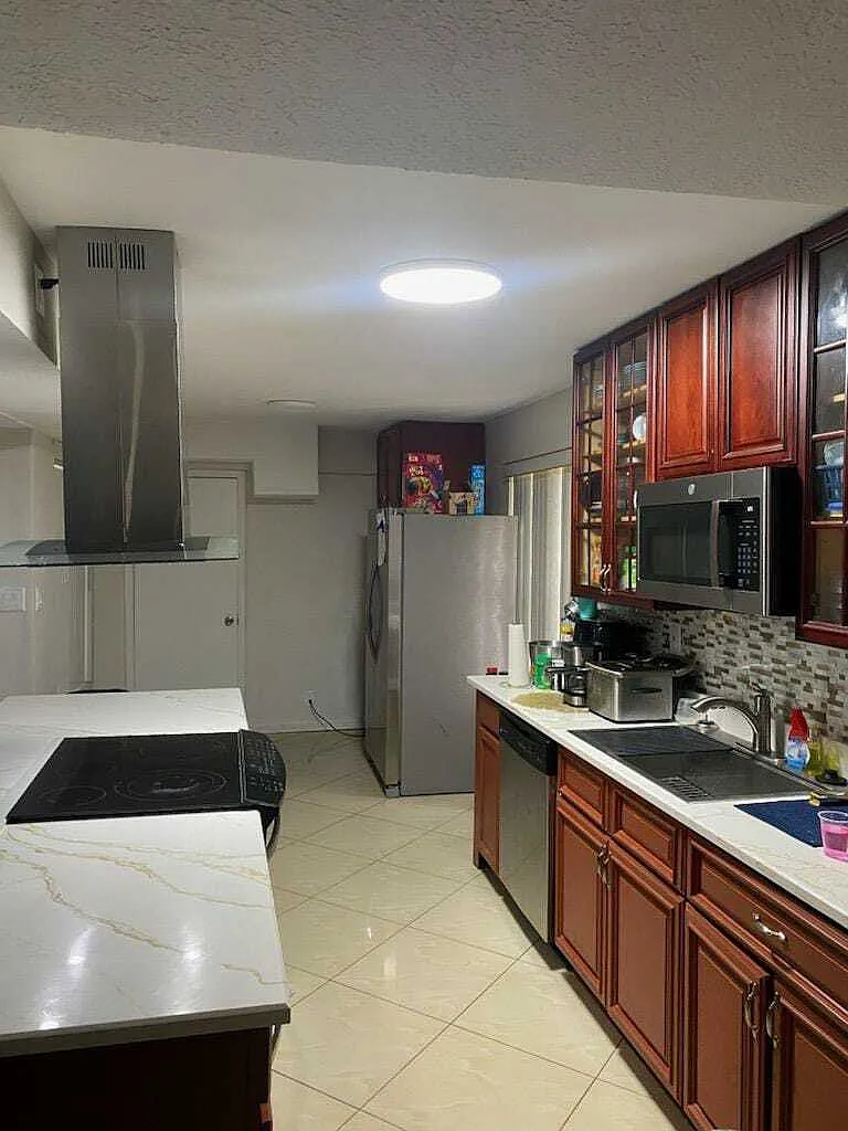 4 bed, 2.5 bath, 2100 sqft, $3,100 — Photo 4
