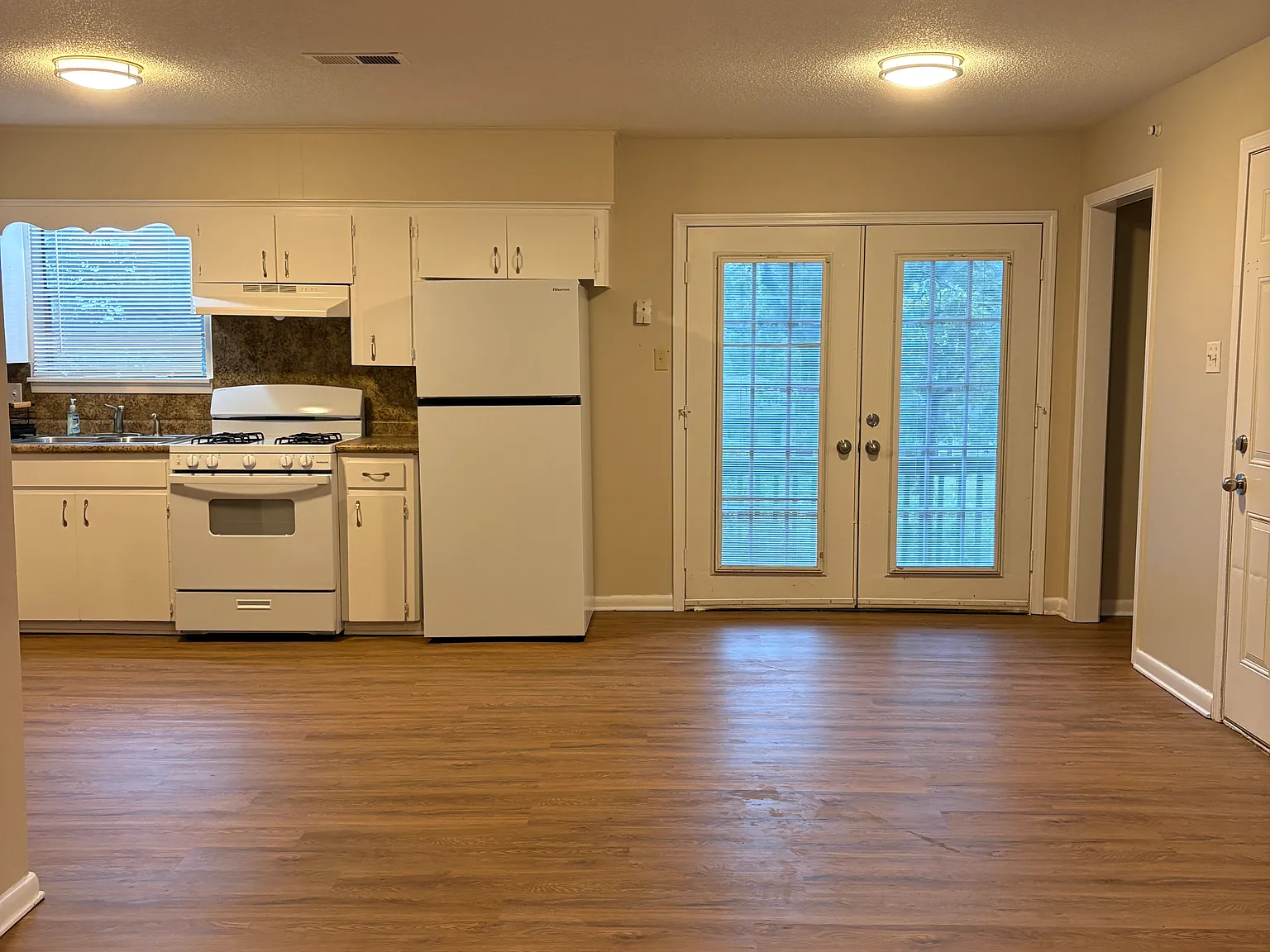 3 bed, 912 sqft, $950 — Photo 2