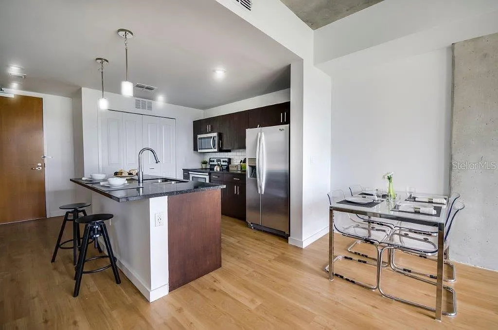 2 bed, 2.0 bath, 1075 sqft, $2,800 — Photo 3