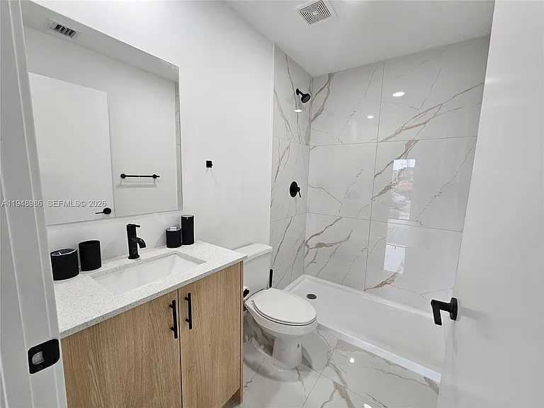 215 NW 13th Pl — Photo 3