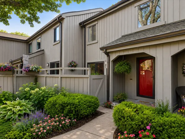 404 Shoreline Rd #298, Barrington, IL 60010