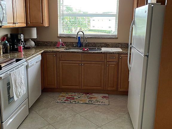 2nd image of 370 Grove Isle Cir