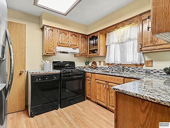 4th image of 9142 Manderson St