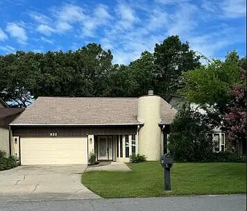 1st image of 830 Holbrook Cir
