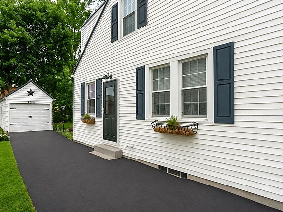 3rd image of 904 Plymouth Ln