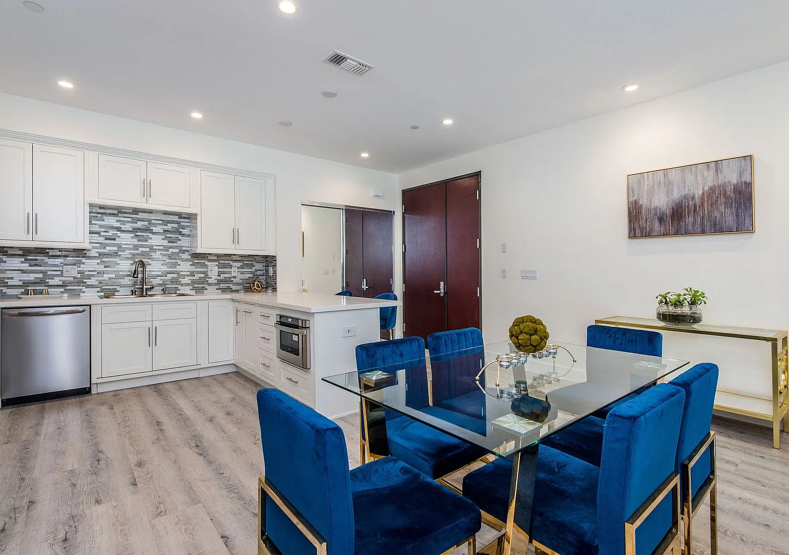 Regency Holt Apartments — Photo 2