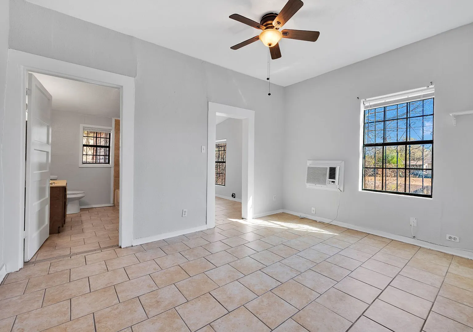 Duplex for Rent in the Heart of SA! — Photo 3
