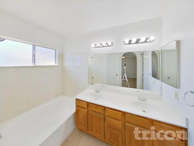 6219 W North Ln — Photo 8